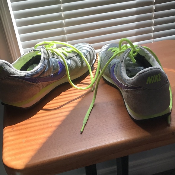 Retro style.. size 8 womens nike shoes - Picture 2 of 3